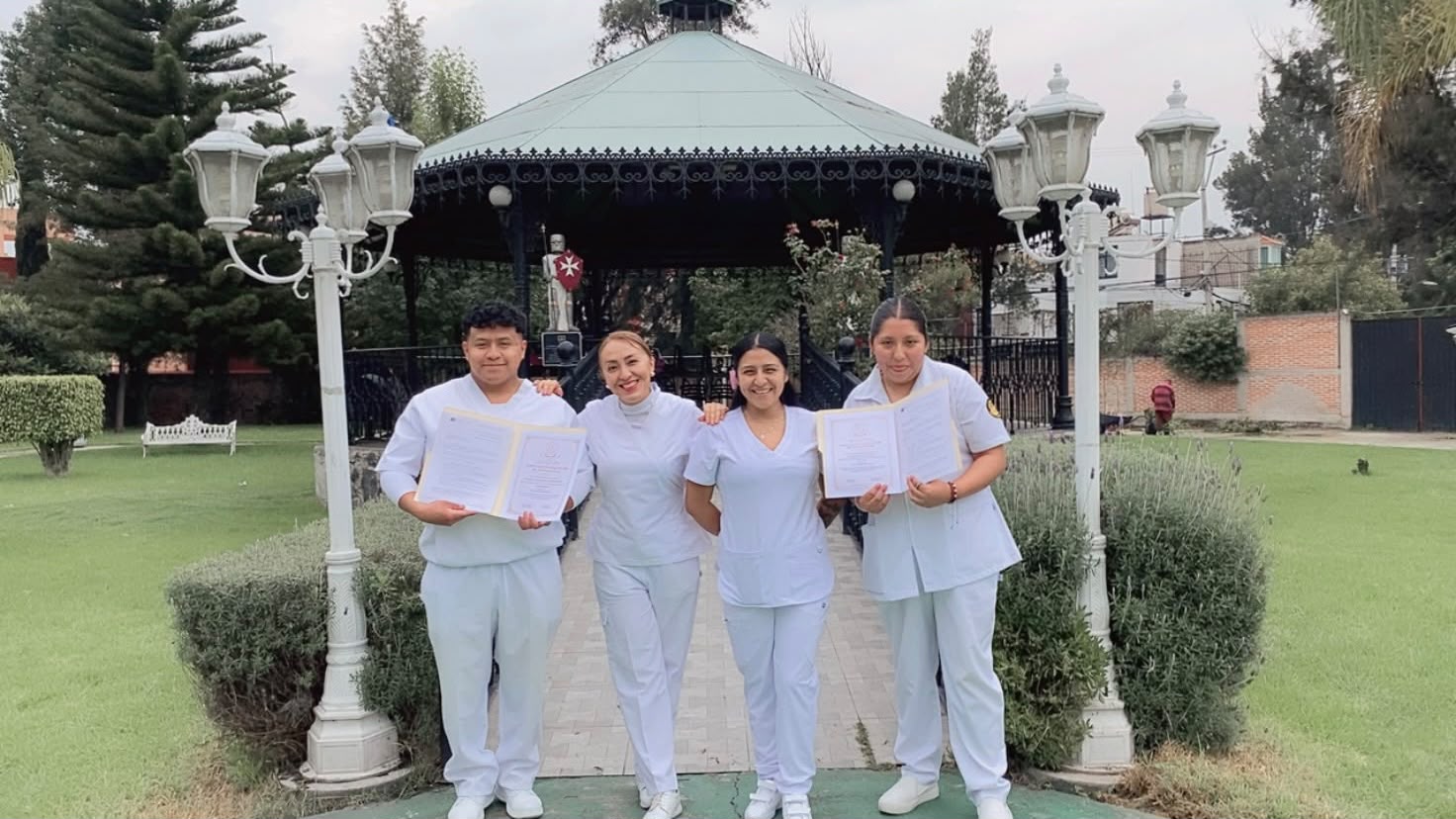 Alumnos del centro de capacitación reunidos al aire libre