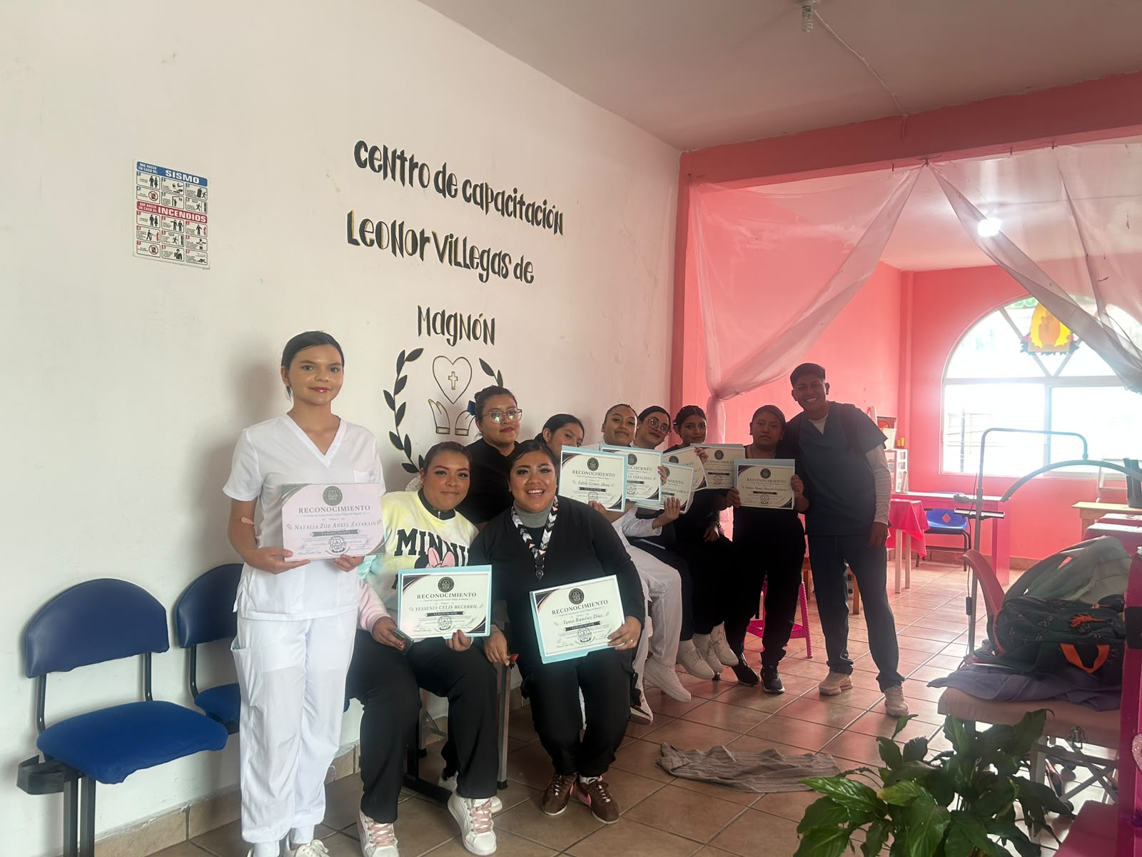Grupo de participantes dentro del centro de capacitación