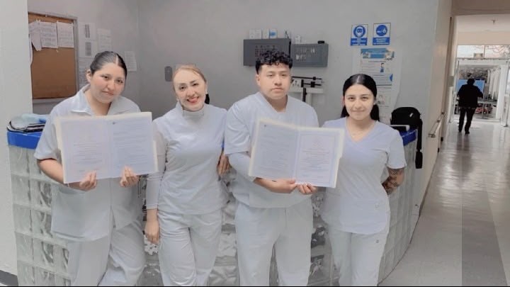 Participantes mostrando documentos durante una actividad