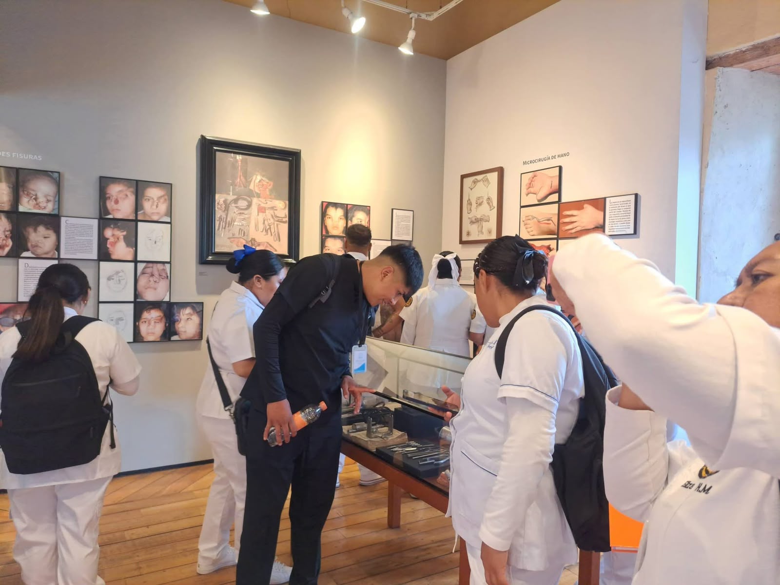 Visita de estudiantes a una exposición