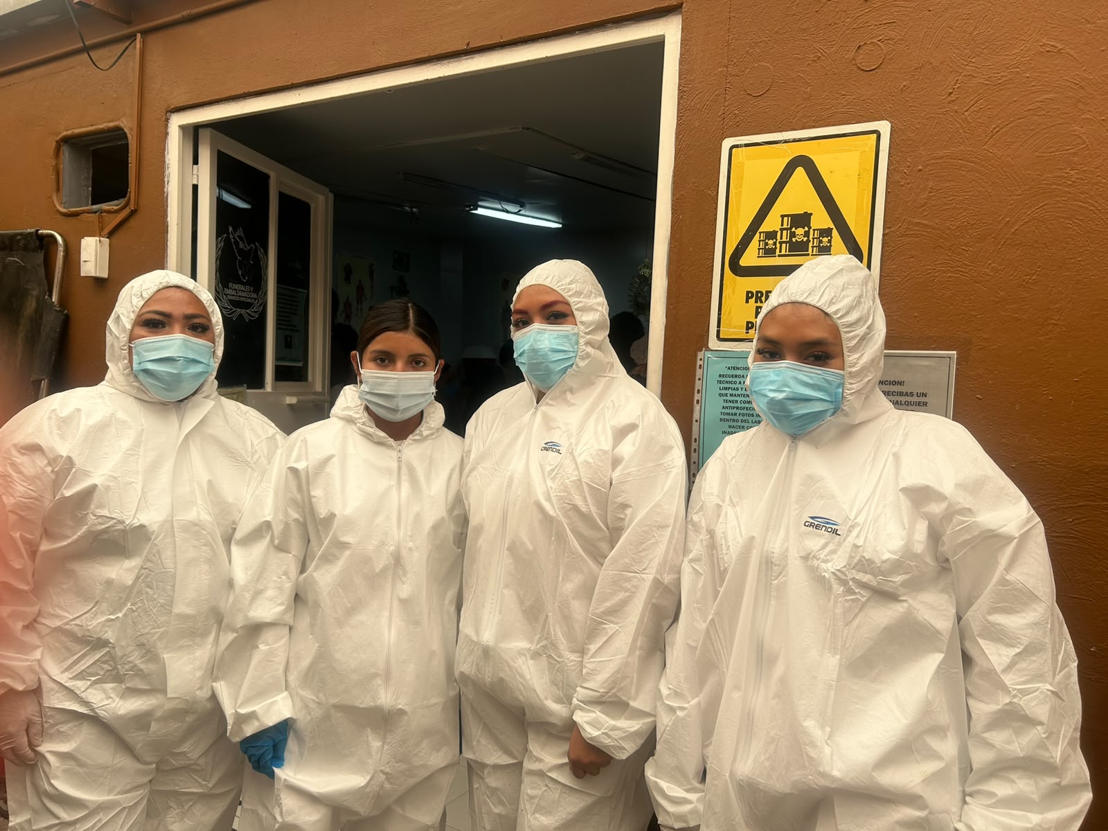 Participantes con equipo de protección durante una actividad