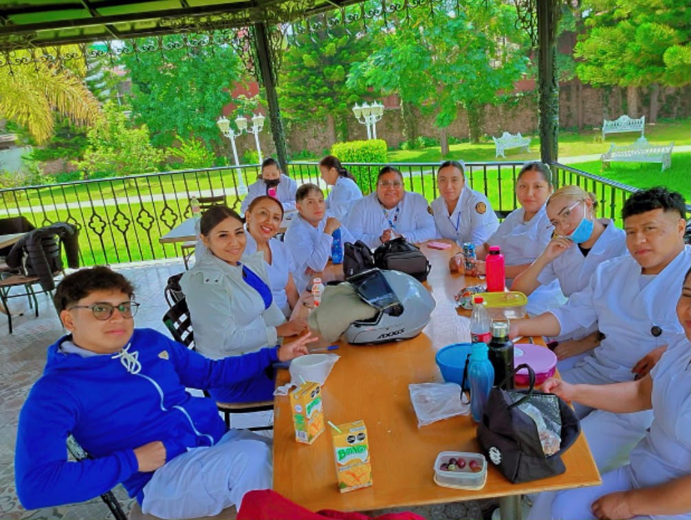 Grupo de participantes reunidos al aire libre