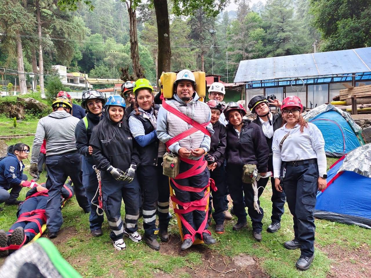 Participantes en actividad grupal de atención prehospitalaria
