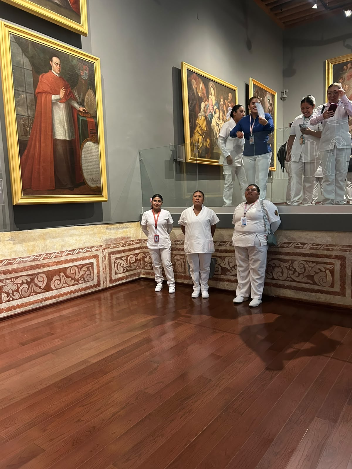 Grupo de participantes durante una visita